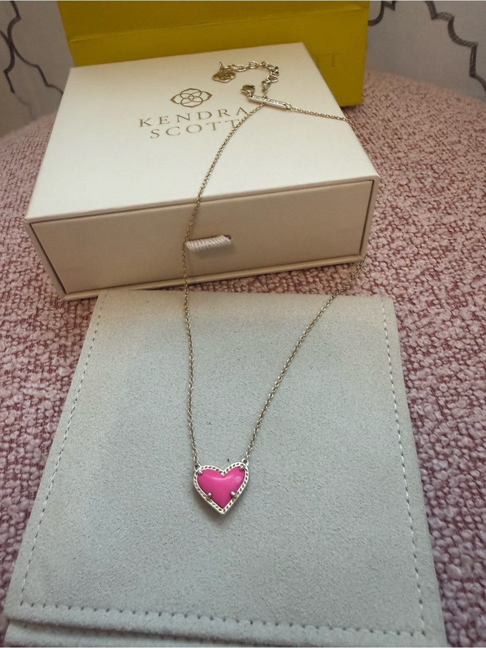 Kendra Scott Ari Heart Gold Pendant Necklace in Neon Pink Magnesite